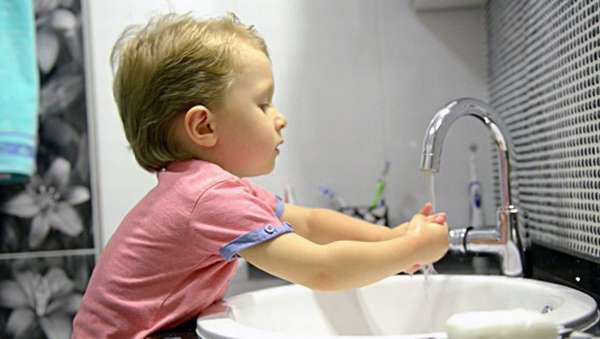 фото мальчик моет руки